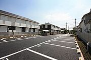 駐車場は世帯一台確保しております。詳しい空き状況はアパマンショップ蓮田店丸岩産業株式会社までお問合せ下さいませ。
