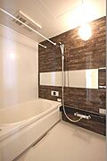 【Ｂａｔｈｒｏｏｍ・浴室換気暖房乾燥機】雨の日や冬場に洗濯物の乾燥に役立つ浴室乾燥機。暖房や涼風機能も付いており多彩に活躍します。