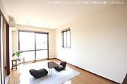 【ＬＤＫ】南面は開けており、明るいＬＤＫです。また室内物干しフックもございますので、雨の日の洗濯物も干せます　※　写真はモデルルームです。家具及び備品は付属しておりません。