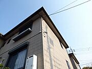 建物まわりに防犯カメラを設置しておりまして、防犯にも配慮された敷地まわりです。