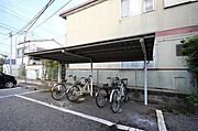 駐輪場は屋根付きです♪