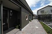 玄関前は月をイメージした外壁でございます
