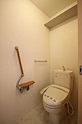 収納棚、手すり付きのトイレスペースです！