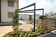 Ｂ棟横にあるコミュニティスペースと駐輪場です。