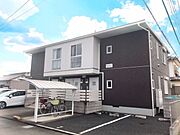 駐輪場も敷地内です。白いアクセントの入った建物。