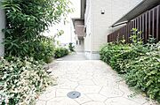 心休まる緑に囲われたエントランスです。
