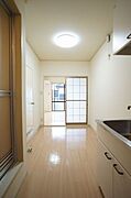 【玄関】玄関から洋室方向。洗濯機置場はトイレ入り口の横になります。