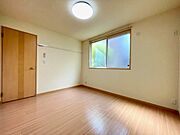 【洋室】収納側の洋室です。各洋室にはＬＥＤ照明器具が設置されていますので、入居時の購入も不要です。