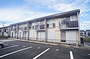 積水ハウス施工のシャーメゾン（2019年9月外壁塗装工事実施済）前面が駐車場となっております。
