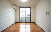 エアコン、天井ＬＥＤ照明付　1部屋目の洋室です。アクセントクロスを貼っています。