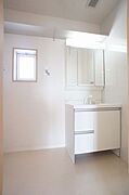 【洗面所】後ろ髪まで確認できる三面鏡タイプの洗面化粧台です♪室内洗濯機置場もあります♪