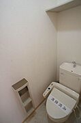 【トイレ】今や老若男女に必須アイテムの温水洗浄暖房便座です！上部には空間を利用しトイレットペーパー等をストックできる棚が付いています♪