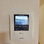 【洋室(3)】ＴＶインターホン：カラー画面で見やすく、録画機能付で不在時の来訪者も確認できます♪防犯面であると嬉しいアイテム！