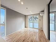 角部屋のため窓の多いお部屋となります。