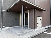 自動ドアの共用オートロック玄関扉と宅配ボックスの設置がございます。