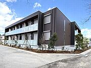 角地立地となり、敷地内に植栽を配し、建物はゆったりとした配置にて建築しております。