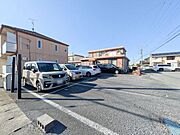各世帯駐車場2台付（賃料に含む）です。