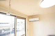 【設備】部屋干しに便利な室内物干付きで雨の日や外出時も安心して洗濯物が干せます◎暑い日も寒い日も快適に過ごせる冷暖房付き！