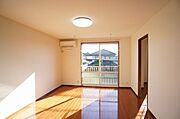 【ＬＤＫ】南側の大きな掃きだし窓から明るい陽射しが降りそそぎ、風がそよぐ快適な空間です。もちろん冷暖房が付いていますので、暑い日も寒い日も快適にお過ごしいただけますよ。ＬＥＤ照明付きです。