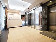 【エントランス】カウンターにはコンシェルジュがおり、ご入居者様に楽しんで頂けるサービスを提供致します♪