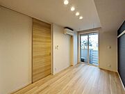 【洋室6．9帖】雨天時や花粉シーズンに活躍する室内物干し付き