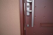 【玄関】ドアは1キー2ロックです。1つの鍵でカギ穴が2つあります。