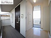 【玄関錠】1キー2ロックのプッシュプル玄関ドアで高い防犯性を発揮♪【玄関ホール】シューズボックスと手摺、全身ミラーを設けた玄関ホール♪