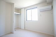 ○北側の洋室○　こちらの洋室もエアコン付き♪棚とハンガーパイプ付きの収納は衣類や布団の整理に便利。寝室にどうぞ☆