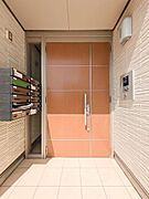 オートロック共用玄関で防犯性の高い仕様です♪（※あくまで犯罪を抑止するものです。）