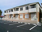 ◆外観全景　南側より　2トーンの外壁色です。南側は駐車場になっております。