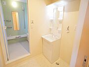 ☆洗面所☆シャワーヘッド付き洗髪洗面化粧台です。上部の棚は生活用品の整理に便利です。