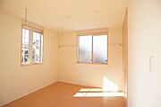 ■南洋室■　5．5帖の広さ。こちらの部屋は室内物干し（ホスクリーン）がついております。