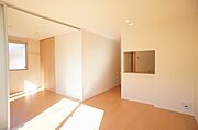 ■ＬＤＫ■　11．0帖の広さ。南側の洋室の扉をオープンにするとさらにひろびろとご使用いただけます。