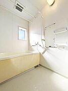 【浴室】こちらも窓付きで明るく換気のしやすいバスルーム！追い焚き機能付き！