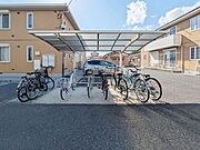 共用の屋根付き駐輪場付きです◎