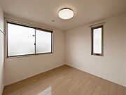 【北東洋室】5．6帖の広さです！角部屋なので横にも窓がついたお部屋！ＬＥＤ照明が備え付けです！