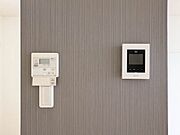 【モニターフォン】カラー液晶付きのモニターフォンがキッチン横に設置されています！隣は給湯器リモコンです！