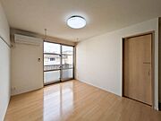 【ＬＤＫ】エアコン付きのお部屋！窓は防犯合わせガラスです！窓際には部屋干しに便利なホスクリーン付き！物干し竿を通してお使い下さい！