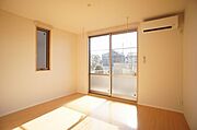 南向きのリビングです！横にも窓があります♪窓ぎわには室内干しに便利な室内物干しフック、ホスクリーンが付いています！
