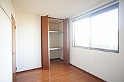 北側の洋室です！こちらのお部屋も収納付き！！
