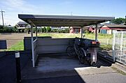 屋根付駐輪場です。バイクを置くことも可能です。