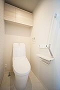 温水洗浄暖房便座を採用しております。壁付のリモコンでの操作が可能です。