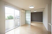 【ＬＤＫ＆洋室】スライディングスクリーンを開放することでＬＤＫと洋室が一体感のある広々とした空間になり、お楽しみ頂けます♪ＬＤＫ・洋室には嬉しいＬＥＤ照明設置済です！！