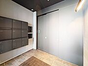 エントランスは自動ドアです。宅配ボックス。駐輪場付です。