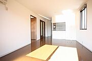 13，5帖のＬＤＫ！角部屋の二面採光の明るいお部屋です！エアコンは一基設備として付いてます！左側には洋室がありますよ。