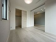 ■ウォークインクローゼット■　ハンガーパイプに加え枕棚を設けたウォークインクローゼットは天井の高さを活かし多くの荷物を収納できます。