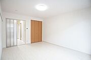 ■洋室■ＬＥＤシーリングライトを備えた洋室は明るく、シーンに合わせて光の強さを変更することができます。ライトはリモコン付きです。