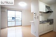 ■キッチン■　白を基調とした建具で清潔感溢れ、明るい雰囲気のキッチンは、人気の対面カウンター式。