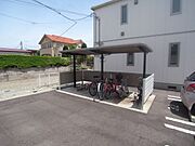 ■外観■　敷地内には屋根付きサイクルポートがあります。