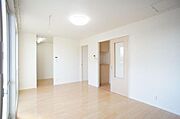 ■ＬＤＫ■　ＬＥＤシーリングライトを備えたＬＤＫは明るく、シーンに合わせて光の強さを変更することができます。ライトはリモコン付きです。